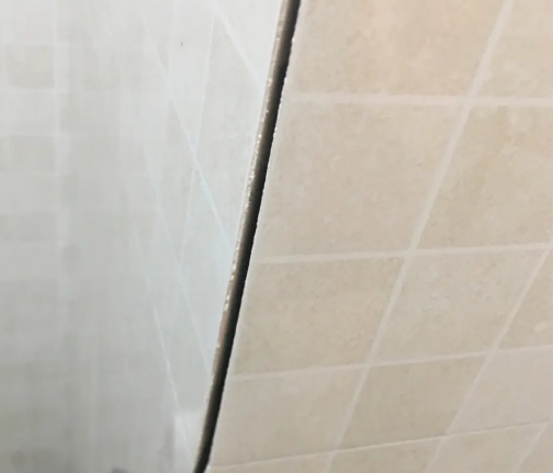 老城瓷砖空鼓维修公司分享阳台瓷砖脱落的修复过程可以分为以下几个步骤