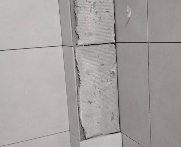 老城瓷砖空鼓维修公司分享下瓷砖施工前基层浇水润湿程度不足，可能导致以下问题
