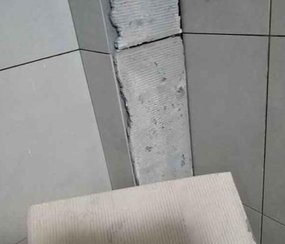 老城瓷砖空鼓维修公司分享下厨房瓷砖脱落的补救措施。